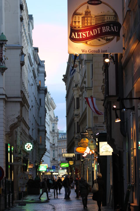 Wiener Innenstadtgasse in der Abenddämmerung