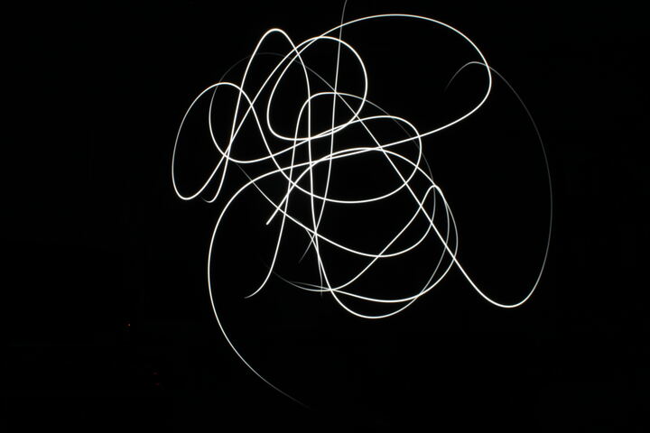 Lichtmalerei: weiße Lichtspuren auf schwarzem Hintergrund